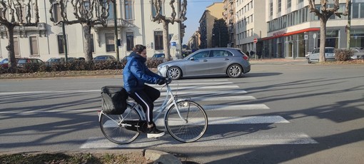 Attraversamento corso Cairoli: lavori per migliorare l'illuminazione nei pressi delle strisce