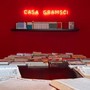 casa gramsci con scritta rossa luminosa e libri