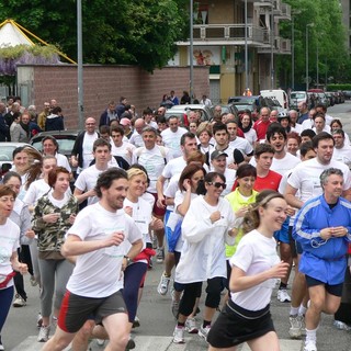 Persone che corrono in strada per una gara podistica