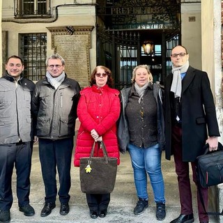 foto di gruppo con persone davanti alla porta