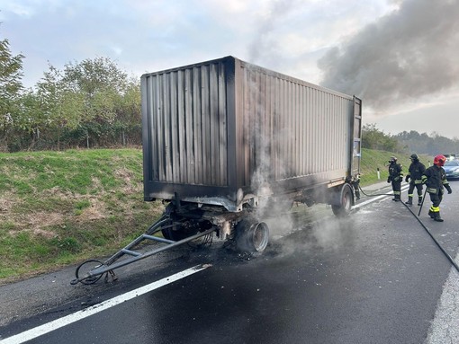 Tir in fiamme in autostrada, camionista riesce a sganciare il rimorchio che bruciava