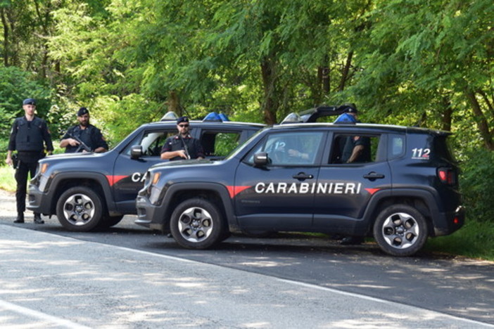 Non si ferma all’alt dei Carabinieri e fugge in auto sulle strade della Valle Elvo: arrestato un 26enne del Canavese