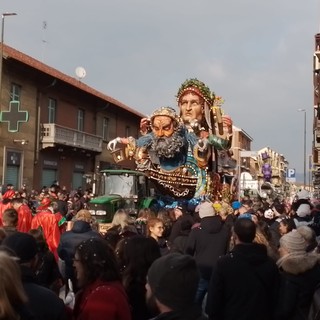 Nichelino invasa da migliaia di persone per la sfilati dei carri del Carnevale