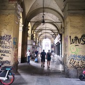 Tra graffiti, vandali e vetrine vuote, il degrado dei portici di corso Vittorio [FOTO]