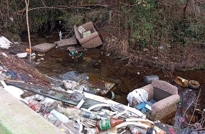 Discariche, cumuli di rifiuti e barbecue illegali in via Rossetti