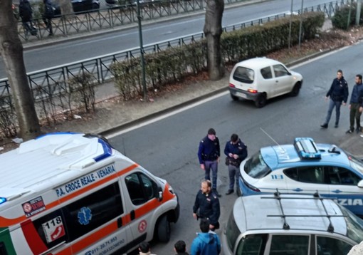 auto della polizia e ambulanza in strada