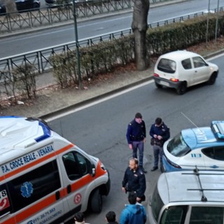 auto della polizia e ambulanza in strada