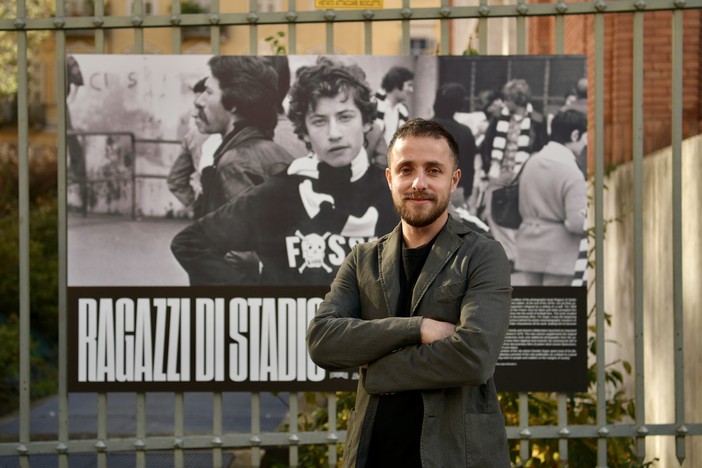 Ragazzi di stadio: le fotografie di Daniele Segre sulla cancellata storica della Mole