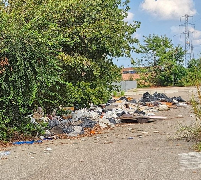 Moncalieri, in strada Carpice scoperta una discarica a cielo aperto