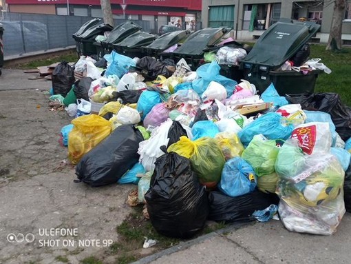 Degrado e illegalità in via Bologna. I residenti stanchi della situazione presentano una petizione al Comune