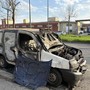 Il Doblo andato a fuoco in strada del Drosso