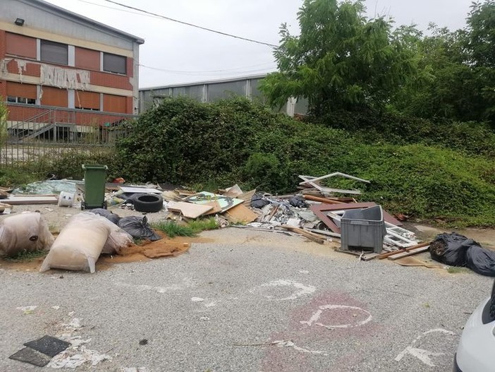 Nichelino, scoperta una discarica a cielo aperto in via Nino Bixio