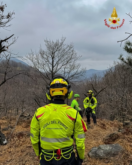 Operazioni dei vigili del fuoco con elicottero