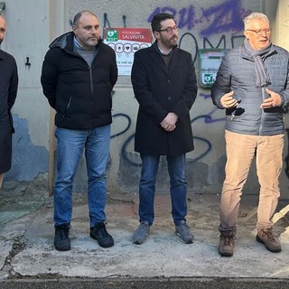 Persone di fronte a un muro alle case popolari