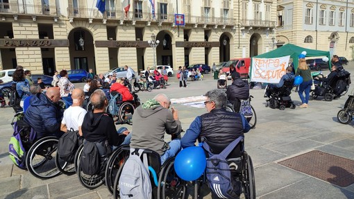 Disabilità, protesta davanti alla Regione per &quot;riavere&quot; l'Unità Spinale di Torino: &quot;Il tempo è scaduto&quot;