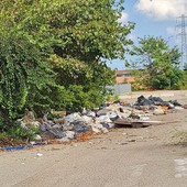 Moncalieri, in strada Carpice scoperta una discarica a cielo aperto