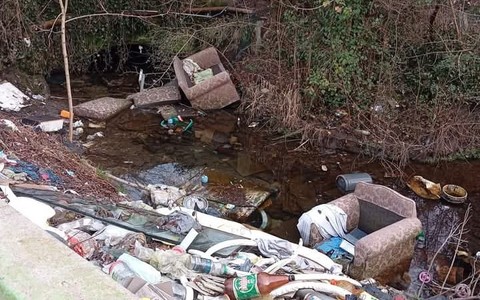 Discariche, cumuli di rifiuti e barbecue illegali in via Rossetti