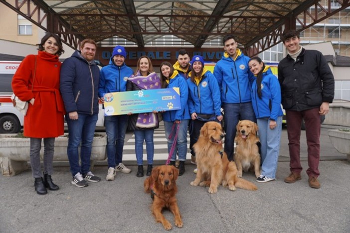 foto di gruppo con tante persone