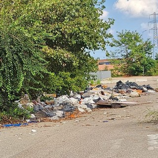 Moncalieri, in strada Carpice scoperta una discarica a cielo aperto