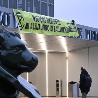 Extinction Rebellion: &quot;Denunciati per aver attaccato manifesti con acqua e farina&quot;