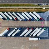 tir parcheggiati visti dall'alto