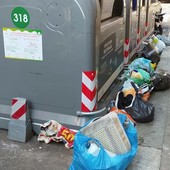 San Donato invasa dai rifiuti, la petizione arriva in Comune. Amiat al lavoro per migliorare le eco-isole