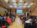 sala gremita di ragazzi seduti in diverse file