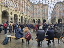 persone in piazza davanti al Comune