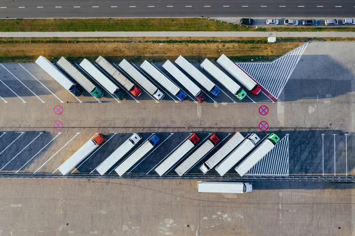 tir parcheggiati visti dall'alto