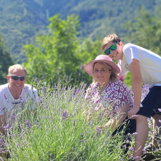 Marco Sollier e la sua famiglia nel campo di lavanda