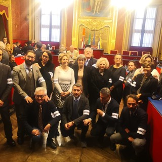 I consiglieri comunali con la fascia arcobaleno