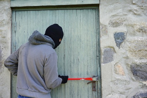 Picchiato e derubato da tre persone: brutta avventura per un 52enne di Bollengo (fot di archivio)