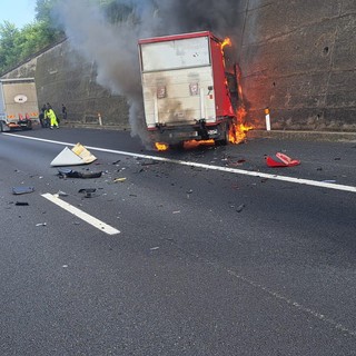 Una immagine del furgoncino avvolto dalle fiamme dopo l'incidente