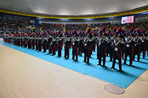 Allievi carabinieri schierati all'interno di un palazzetto