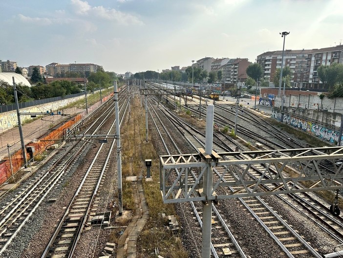 Atti vandalici alla stazione di Rivarolo: danneggiati un treno della linea Sfm1 e due autobus GTT. Disagi per i pendolari