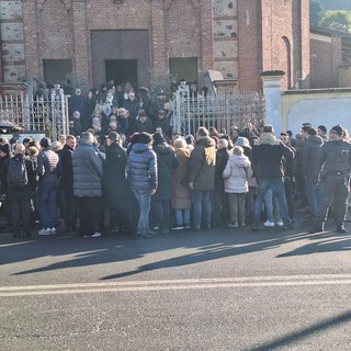 Folla commossa per l'ultimo saluto a Gian Mesturino: &quot;Una leggenda del teatro piemontese&quot; [VIDEO]