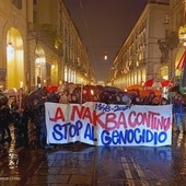 Fiaccolata Pro Palestina: studenti e cittadini ricordano la Nakba. Imbrattata la sede del Rettorato