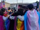 famiglie arcobaleno alla sfilata del pride