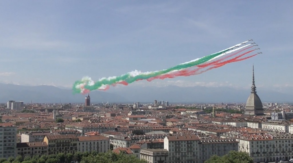 Torino con il naso all ins tornano le Frecce Tricolori. Ecco