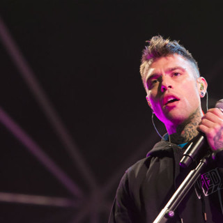 Fedez al Circolo dei lettori per parlare di salute mentale ai ragazzi delle scuole