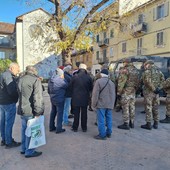 In Barriera un panettone per dire grazie a polizia, militari e ambulanti