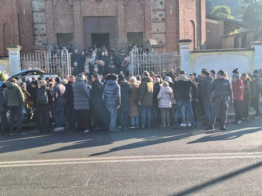 Folla commossa per l'ultimo saluto a Gian Mesturino: &quot;Una leggenda del teatro piemontese&quot; [VIDEO]