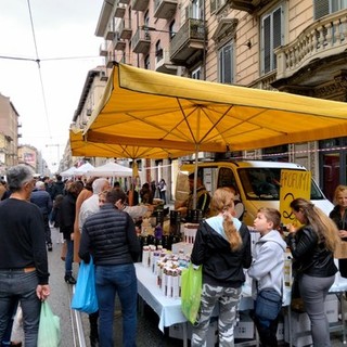 Festa di via con bancarelle e passanti