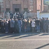 Folla commossa per l'ultimo saluto a Gian Mesturino: &quot;Una leggenda del teatro piemontese&quot; [VIDEO]