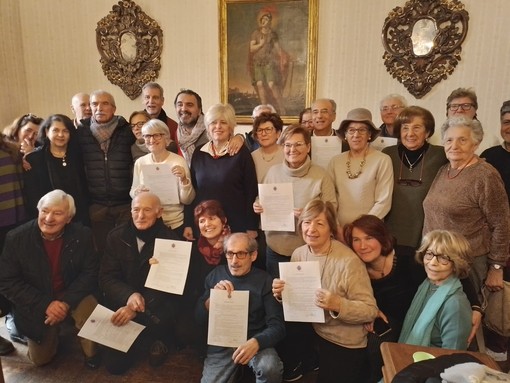 Firmato il patto civico con il Comune: tra loro c'è anche una signora di 90 anni