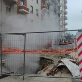 Colonne di fumo dal cantiere di via Mombarcaro: bisogna aspettare la chiusura del riscaldamento