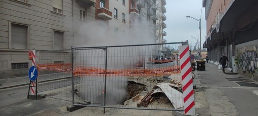 Colonne di fumo dal cantiere di via Mombarcaro: bisogna aspettare la chiusura del riscaldamento