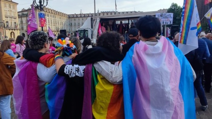 Famiglie arcobaleno, in piazza anche la politica. Appendino attacca il Governo: “È contro i bambini”