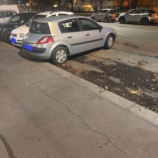 auto con machete parcheggiata