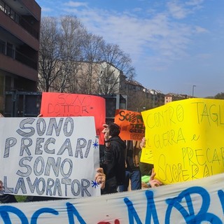 &quot;Contro i tagli all'università&quot;: flash mob dei ricercatori precari al Campus Einaudi [VIDEO]